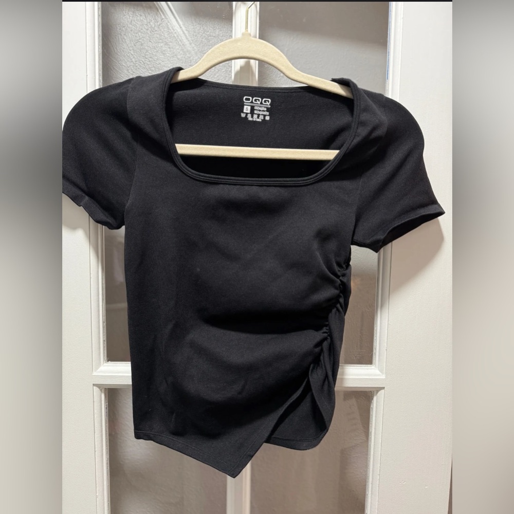 NWOT OQQ Short Sleeve Crew Neck Ruched Tee Shirt - Picture 3 of 6
